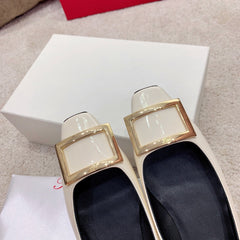 BELLE VIVIER PUMPS IN OFF WHITE GLOSSY CALFSKIN GOLD BUCKLE