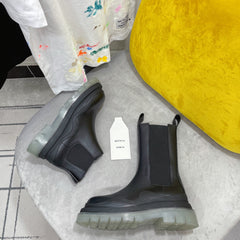 TIRE CHELSEA BOOT IN BLACK CALFSKIN WITH PALE GRAY SOLE