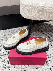 VLTN LOAFER 25S IN CREAM WHITE CALFSKIN WITH GOLD HARDWARE
