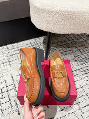 VLTN LOAFER 25S IN BROWN CALFSKIN WITH GOLD HARDWARE