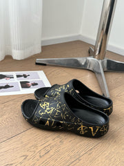 POOL GRAFFITI CROCS SLIDE SANDALS IN BLACK AND YELLOW RUBBER