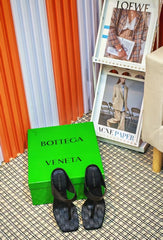 MARELLA THONG IN BLACK CALFSKIN WITH SIGNATURE INTRECCIATO INSOLE