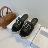 MONTAIGNE WEDGE SLIDE 95MM IN BLACK CALFSKIN