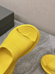 POOL CROCS SLIDE SANDAL IN YELLOW RUBBER