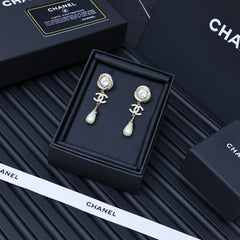 25S TWISTED RIBBED DOUBLE C IN GOLD METAL LONG PEARL PENDANT EARRINGS