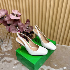 KNOT PUMP 9 CM IN WHITE CALFSKIN WITH GOLD FINISHED METAL HEEL