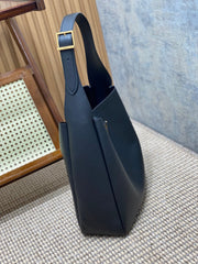 LE 5 À 7 LARGE SUPPLE BAG 31 IN BLACK CALFSKIN