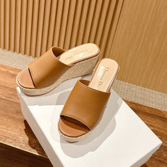 ATTITUDE WEDGE SLIDE 90MM IN BROWN CALFSKIN NATURAL BEIGE RAFFIA SOLE