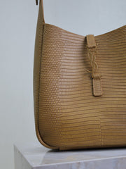 LE 5 À 7 SMALL SUPPLE 23 IN CIDER BROWN LIZARD-EMBOSSED CALFSKIN
