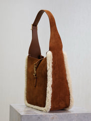 LE 5 À 7 SMALL SUPPLE 23 IN AMBER ORANGE SUEDE AND WHITE LAMB FUR TRIM
