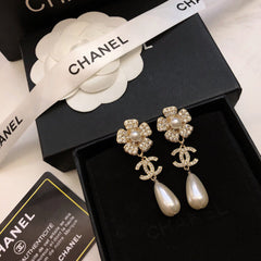 SUNFLOWER DOUBLE C EARRINGS IN GOLD METAL OVAL WHITE PEARLS AND CRYSTAL LOGO