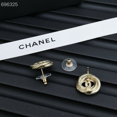 25S TWISTED RIBBED DOUBLE C STUD EARRINGS IN GOLD METAL