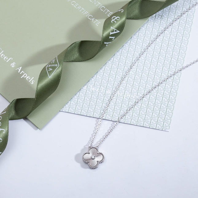 CLOVER NECKLACE SILVER