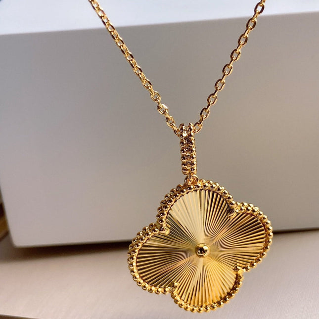 VINTAGE CLOVER PEDANT NECKLACE GOLD