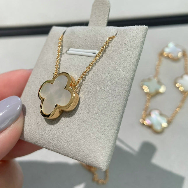 PURE CLOVER PENDANT NECKLACE