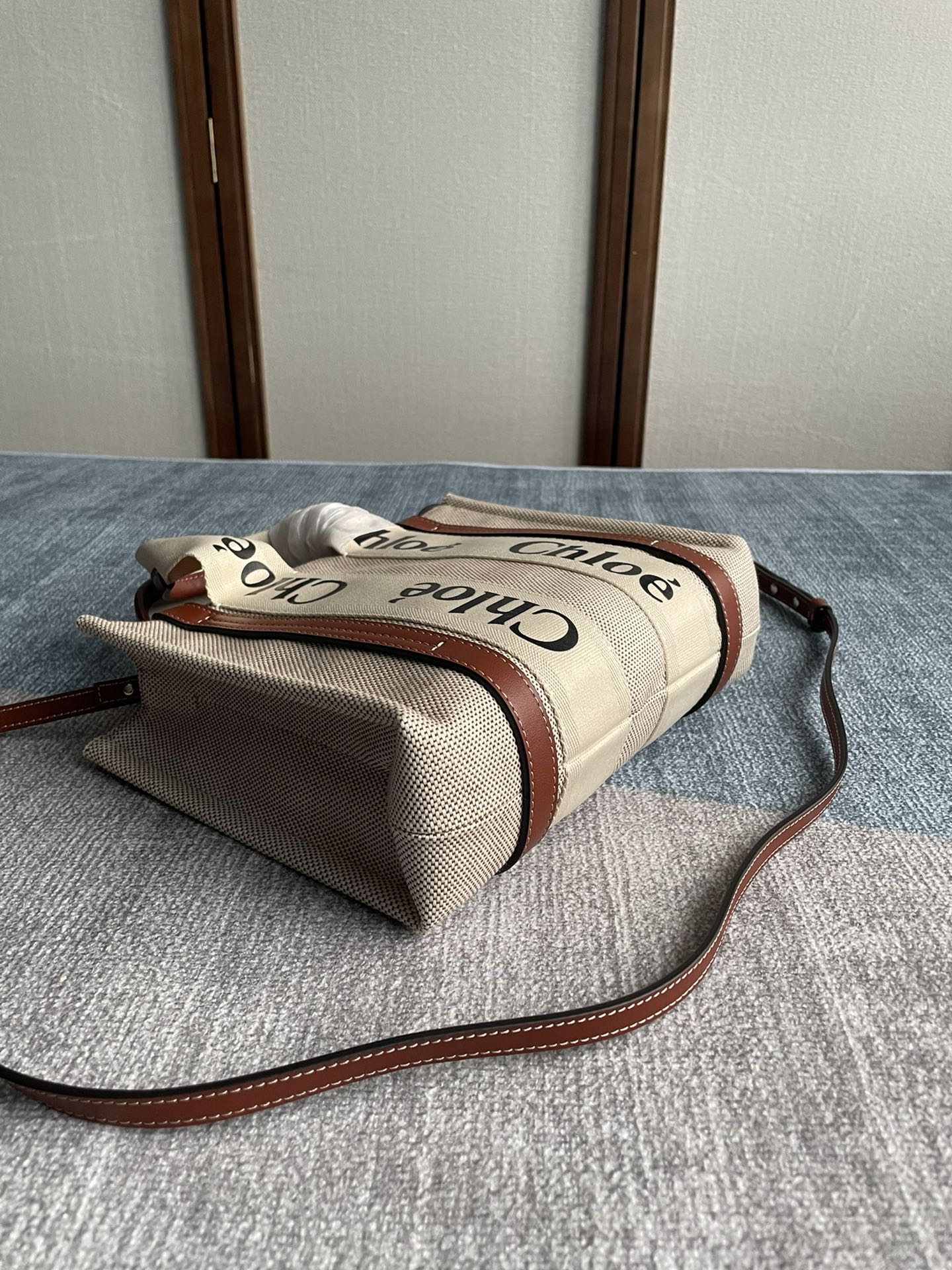 SMALL STRAP WOODY TOTE BAG 26.5 IN BEIGE LINEN CANVAS BLACK WEBBING LOGO EMBROIDER BROWN CALFSKIN