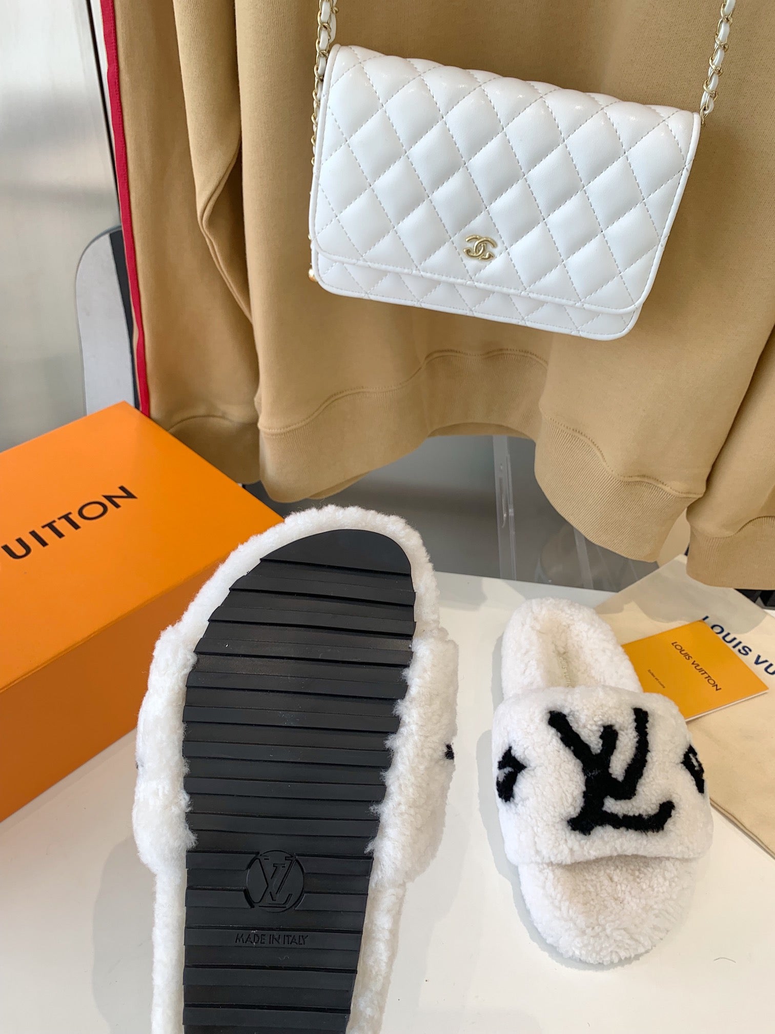 LV WOMEN'S PASEO FLAT SLIPPER IN WHITE FLEECE WITH BLACK LOGO