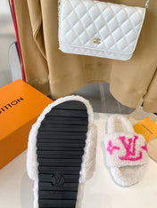 LV WOMEN'S PASEO FLAT SLIPPER IN WHITE FLEECE WITH BRIGHT PINK LOGO