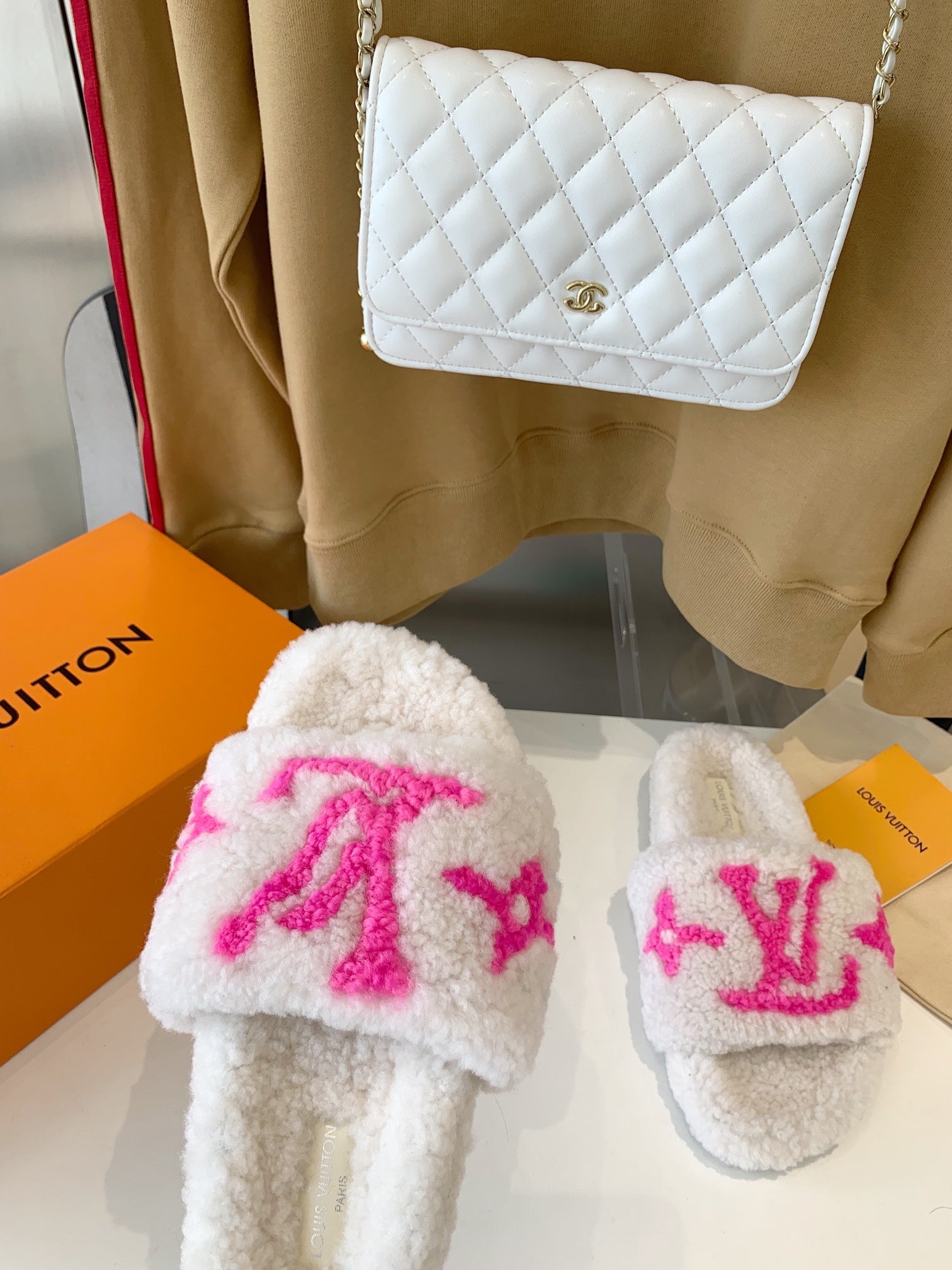 LV WOMEN'S PASEO FLAT SLIPPER IN WHITE FLEECE WITH BRIGHT PINK LOGO
