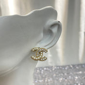 CHANEL 26S DOUBLE C LOGO PEARL & PAVE CRYSTAL STUD EARRINGS IN GOLD METAL 633340