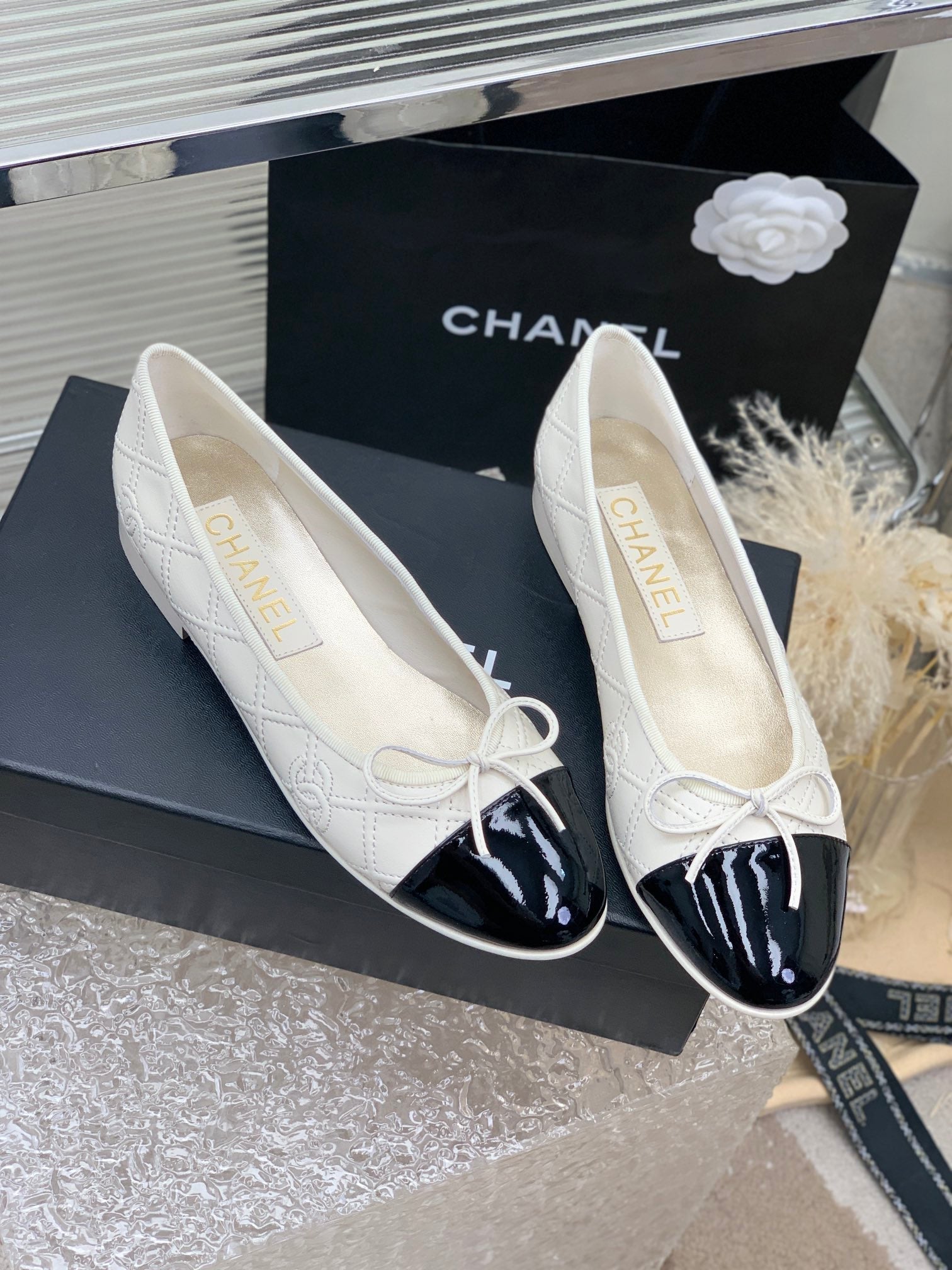BALLET FLAT GLOSSY BLACK MIX IVORY LAMBSKIN