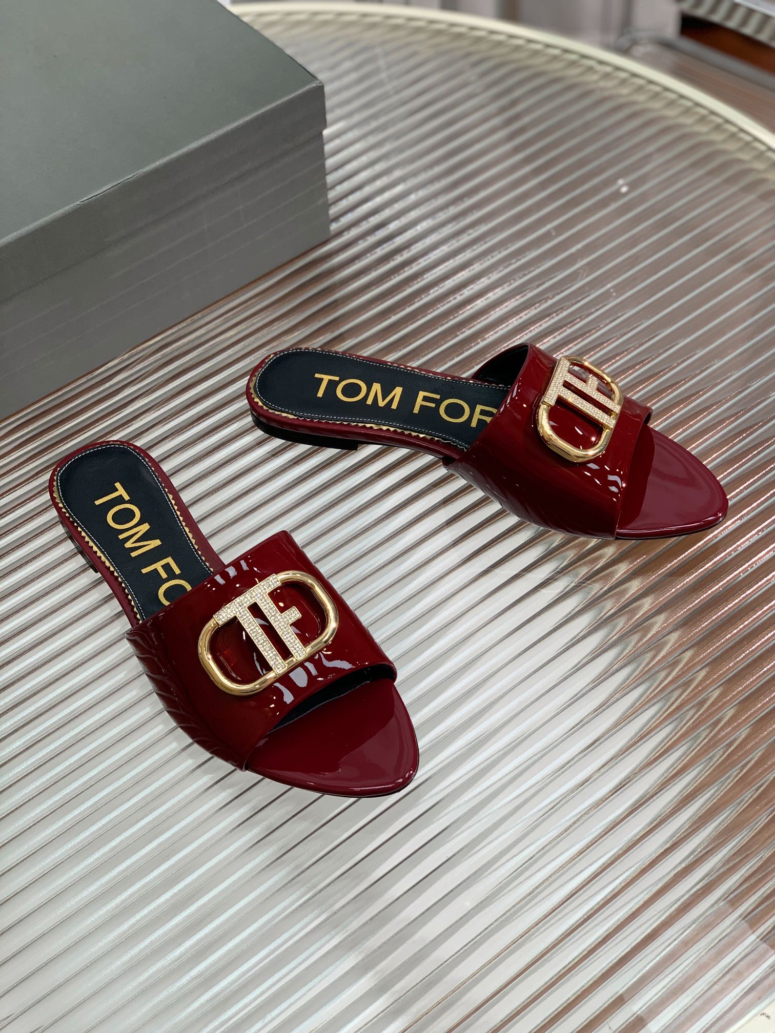 FLAT SLIDE IN WINE RED METALLIC CALFSKIN
