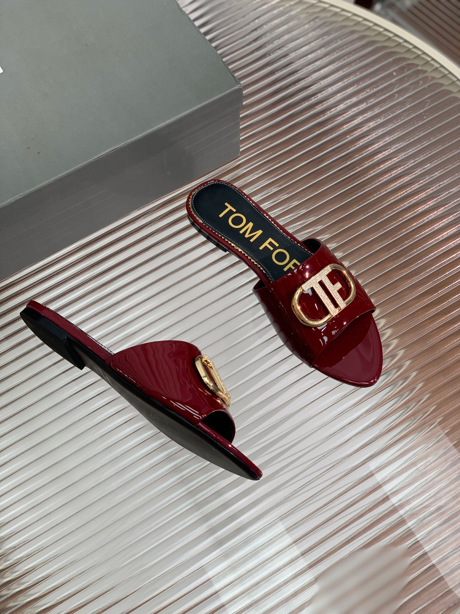FLAT SLIDE IN WINE RED METALLIC CALFSKIN