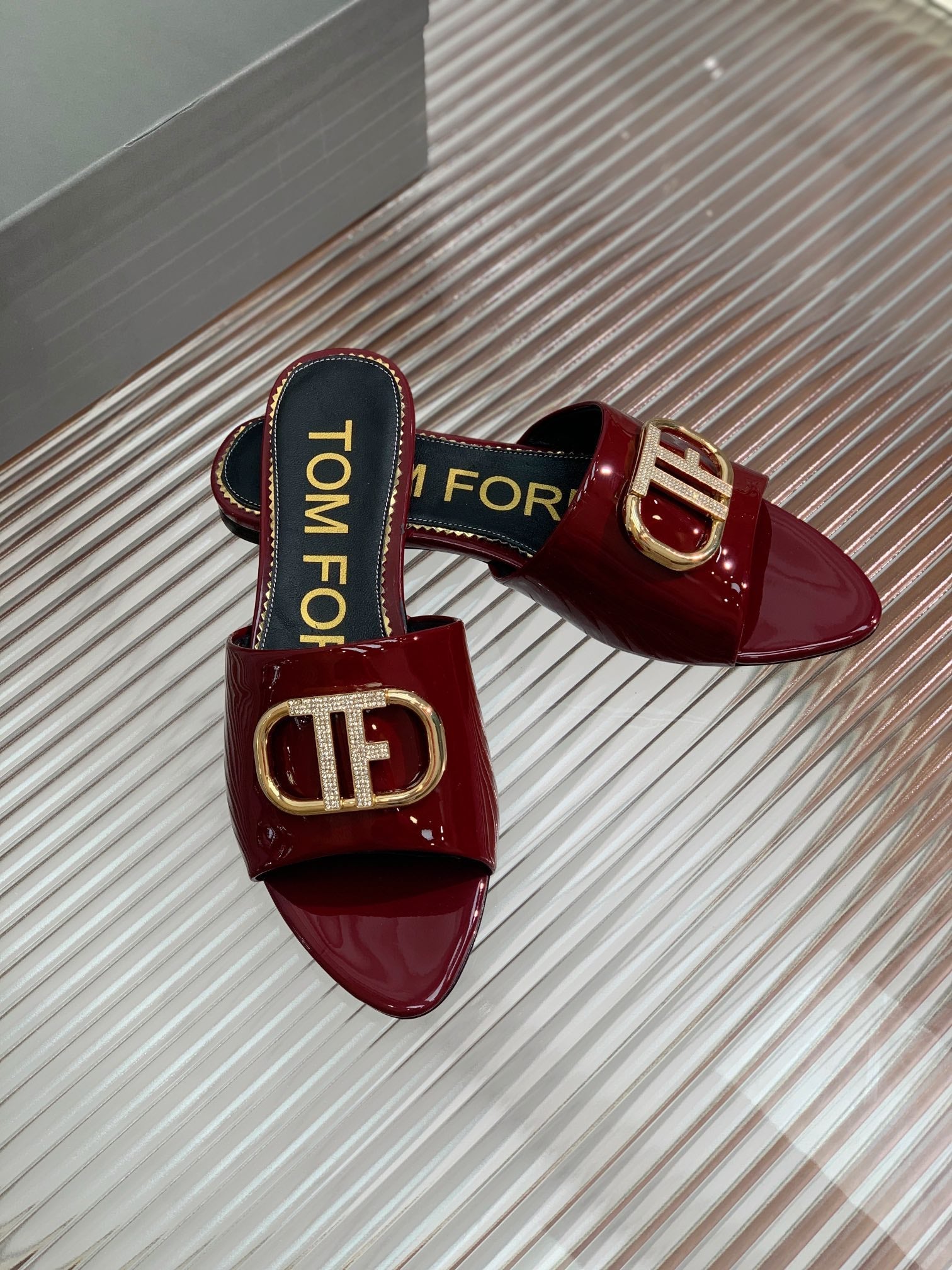 FLAT SLIDE IN WINE RED METALLIC CALFSKIN