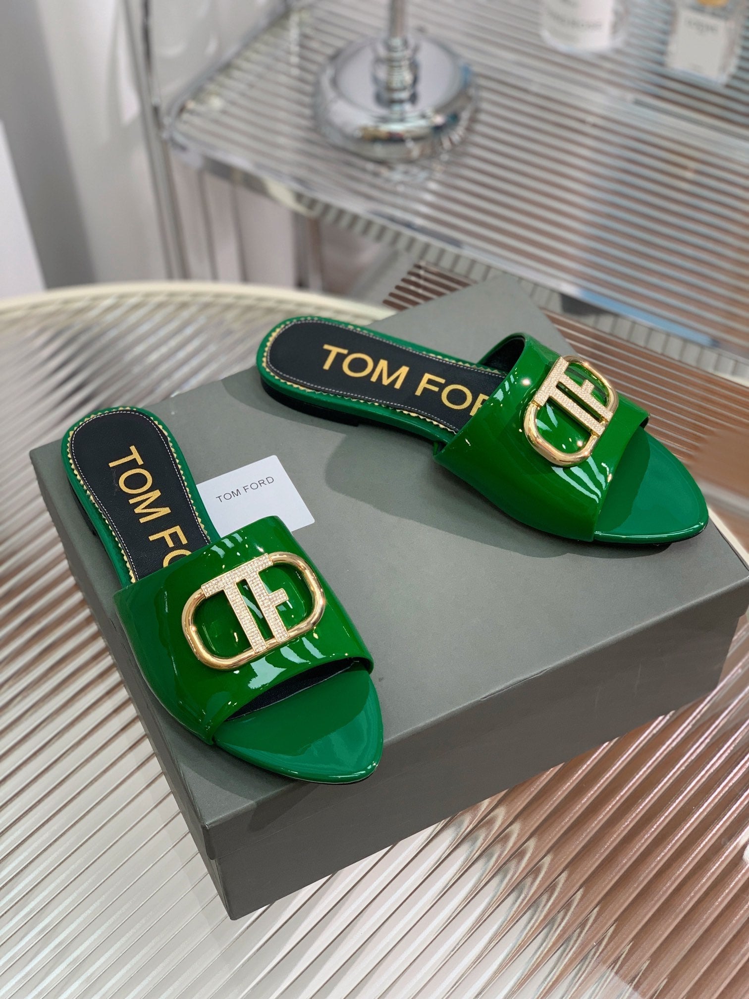 FLAT SLIDE IN PINE GREEN METALLIC CALFSKIN