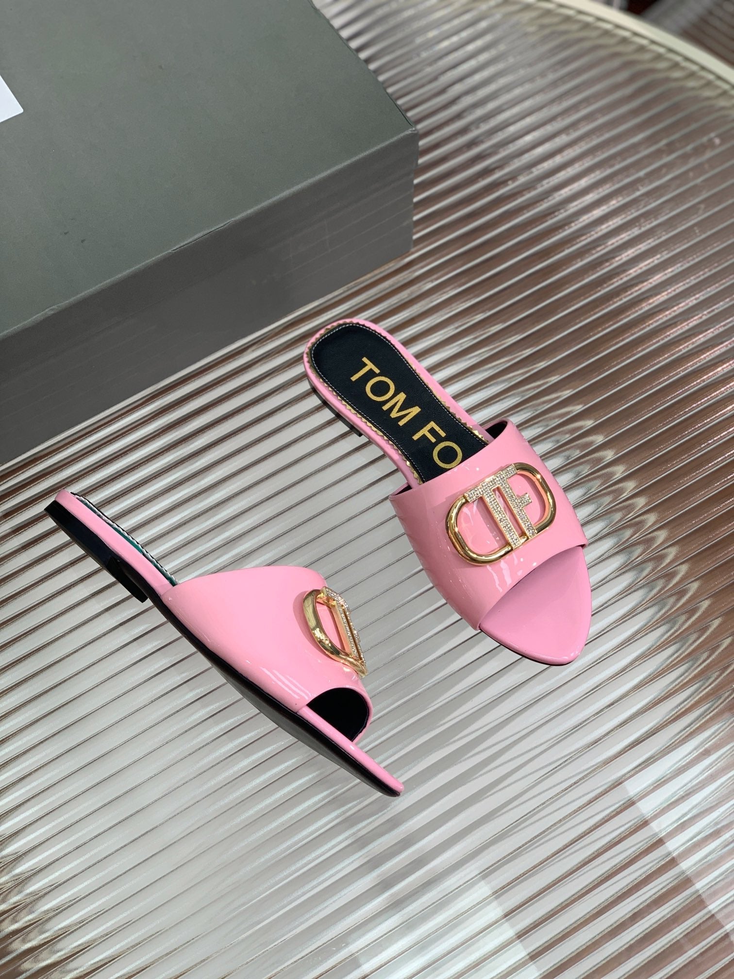 FLAT SLIDE IN BABY PINK METALLIC CALFSKIN