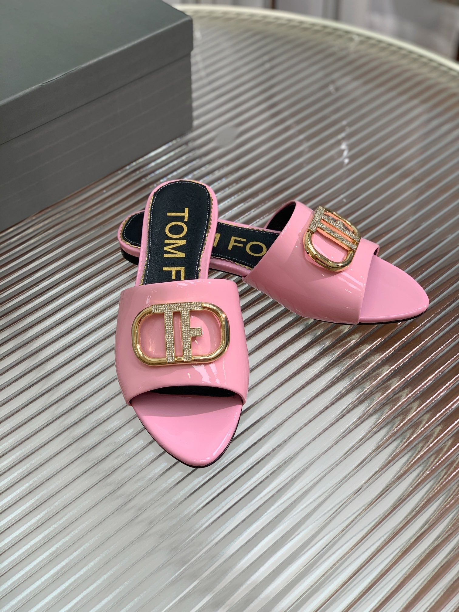 FLAT SLIDE IN BABY PINK METALLIC CALFSKIN