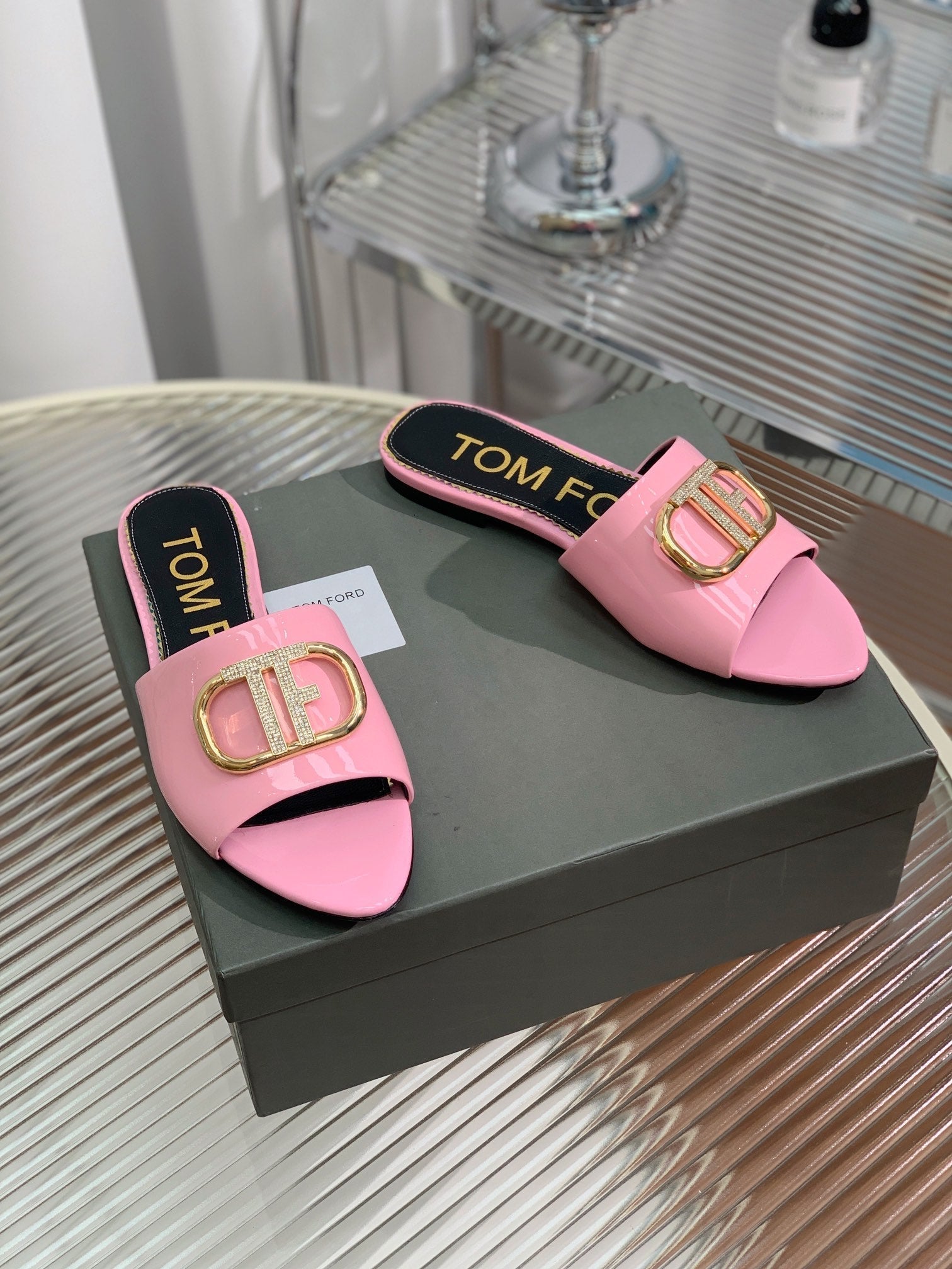 FLAT SLIDE IN BABY PINK METALLIC CALFSKIN