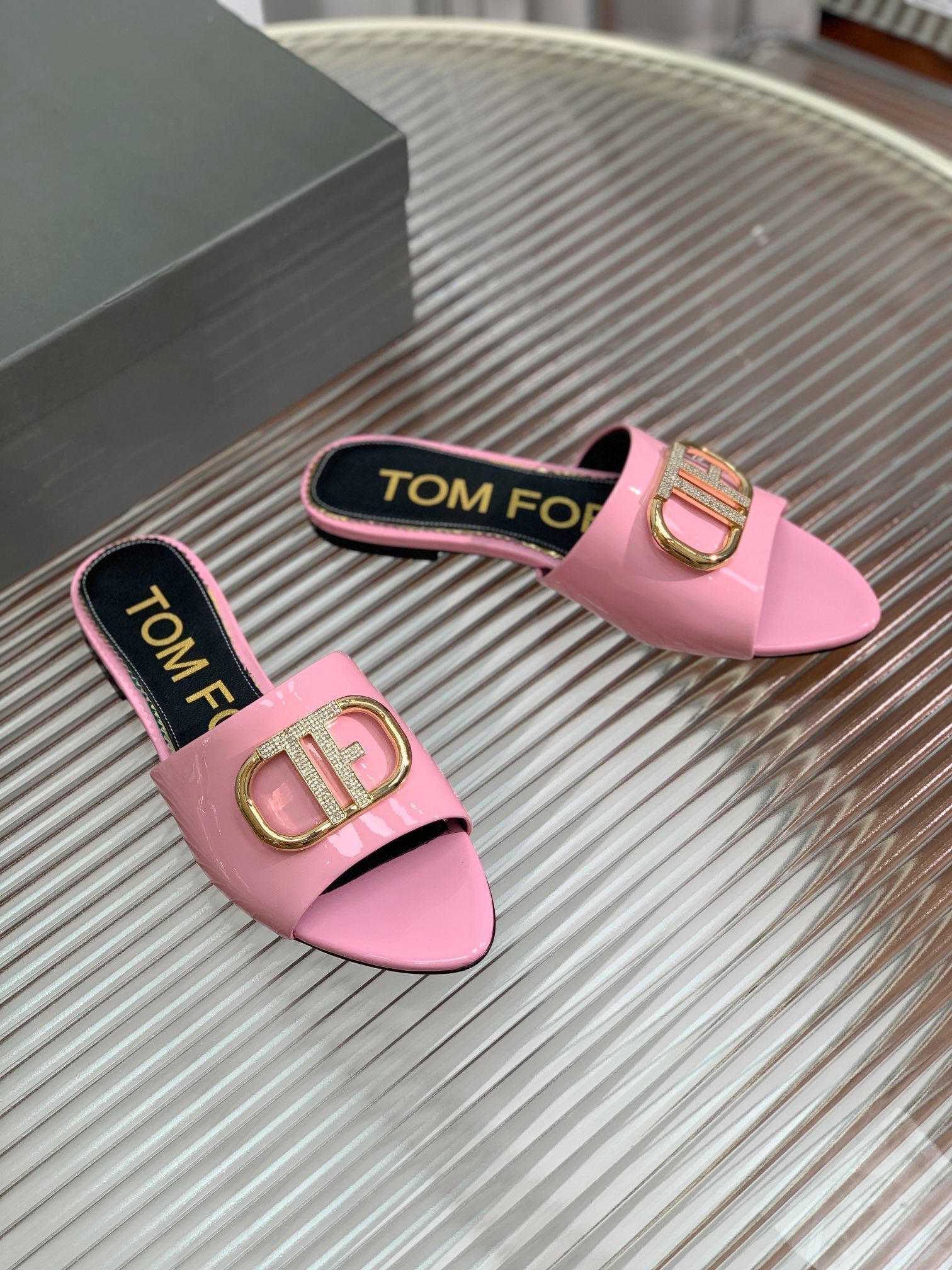FLAT SLIDE IN BABY PINK METALLIC CALFSKIN