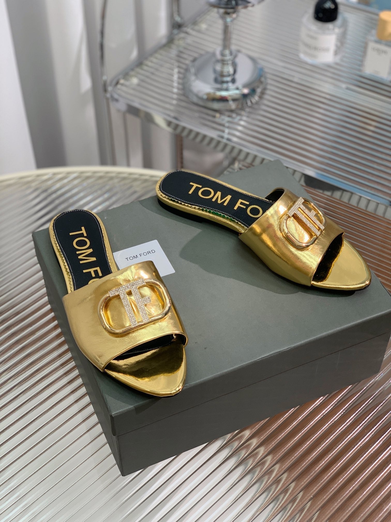 FLAT SLIDE IN GOLD METALLIC CALFSKIN