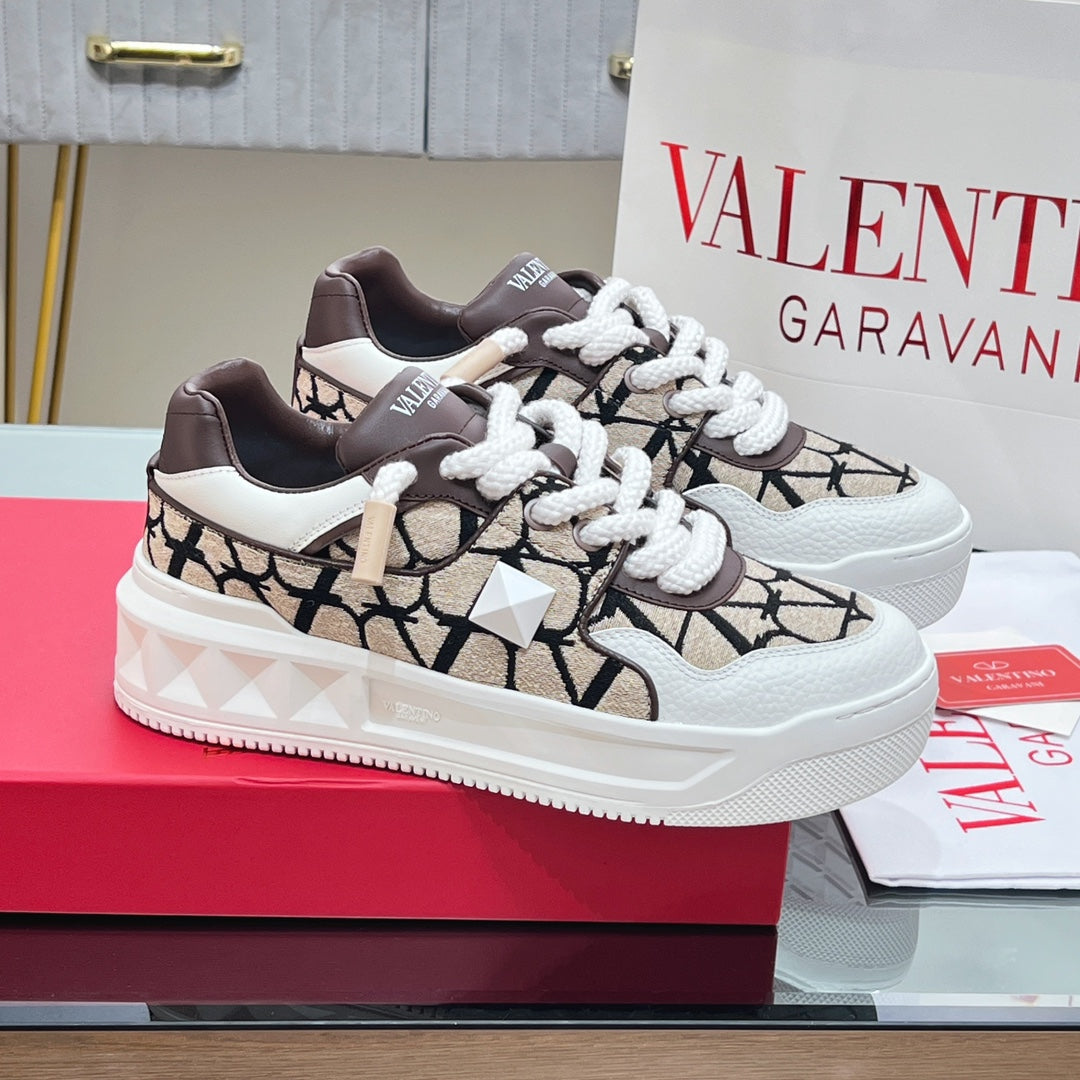 VALENTINO 25S GARAVANI ONE STUD XL PLATFORM SNEAKERS IN WHITE LAMBSKIN AND BEIGE CANVAS
