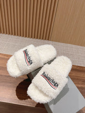 FURRY SLIDES IN WHITE CURLY SHEARLING