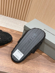 FURRY SLIDES IN BLACK CURLY SHEARLING