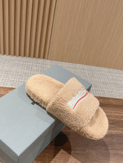 FURRY SLIDES IN BEIGE CURLY SHEARLING