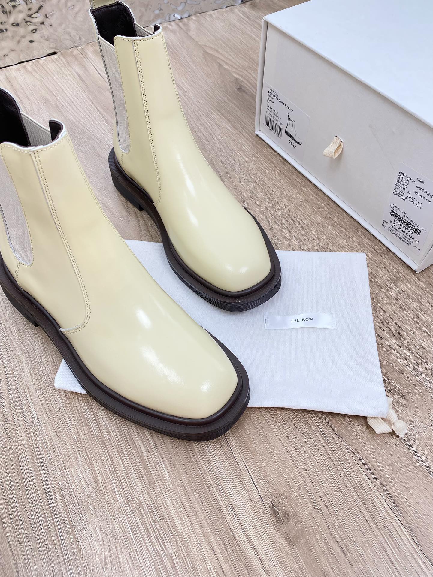 ANKLE BOOTS IN WHITE PATENT CALFSKIN
