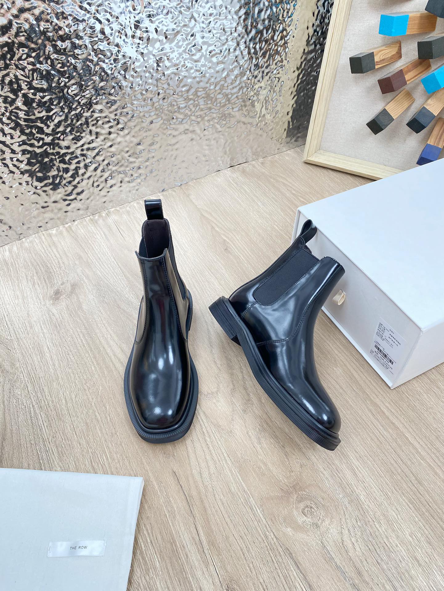 ANKLE BOOTS IN BLACK PATENT CALFSKIN