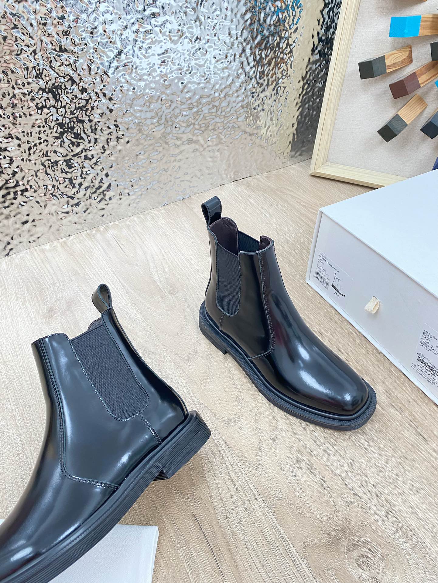 ANKLE BOOTS IN BLACK PATENT CALFSKIN