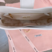 HOBO SHOULDER BAG 29 IN WHITE CALFSKIN GOLD HARDWARE