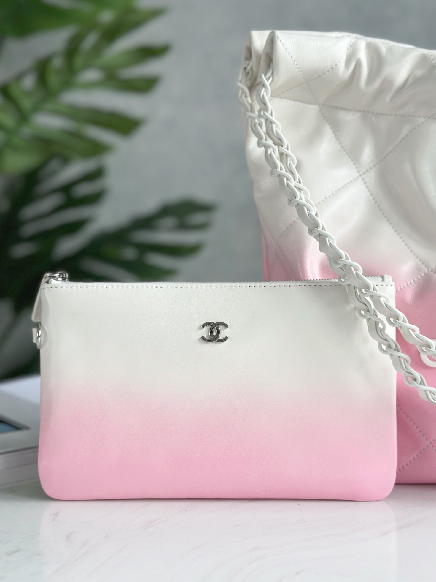 CHANEL 22 BAG 25S 37 CM IN PASTEL PINK MIX WHITE LAMBSKIN WITH WHITE HARDWARE