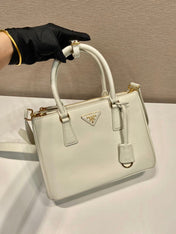 MEDIUM GALLERIA BAG 28 IN WHITE SMOOTH CALFSKIN GOLD HARDWARE