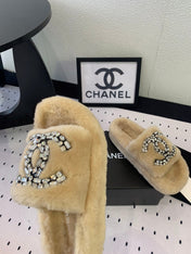 THICK-SOLED SLIPPERS IN BEIGE CREAM SHEEP WOOL