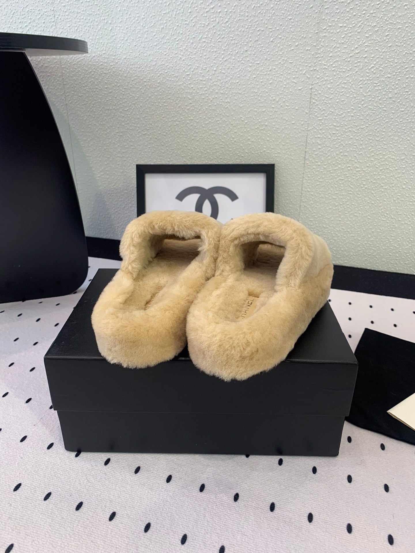 THICK-SOLED SLIPPERS IN BEIGE CREAM SHEEP WOOL