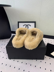 THICK-SOLED SLIPPERS IN BEIGE CREAM SHEEP WOOL