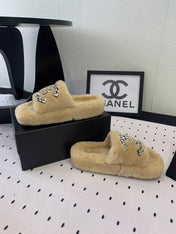 THICK-SOLED SLIPPERS IN BEIGE CREAM SHEEP WOOL