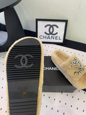 THICK-SOLED SLIPPERS IN BEIGE CREAM SHEEP WOOL