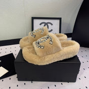 THICK-SOLED SLIPPERS IN BEIGE CREAM SHEEP WOOL